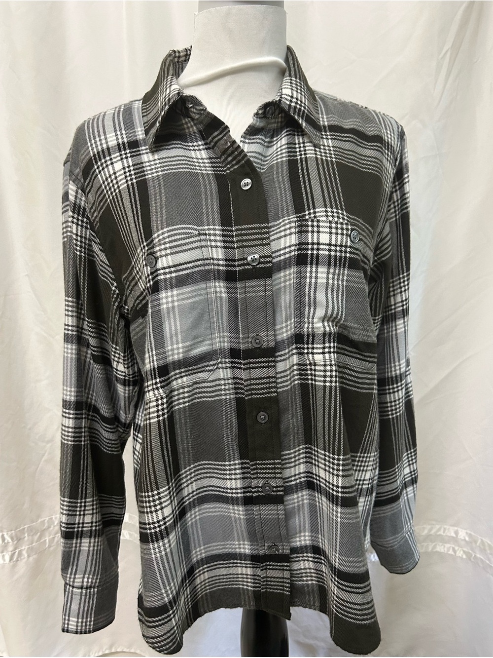 Banana Republic Black and White Plaid Thin Button Down Size Medium